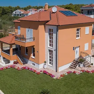 villa-suzana-biograd-na-moru.hotelinzadar.com/