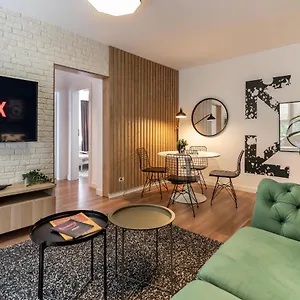 https://downtown-retreat-spacious-2-br-by-unirii-square.bucharesthotelsnow.com