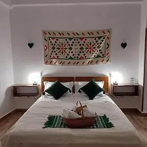 https://romanian-house.bucharesthotelsnow.com